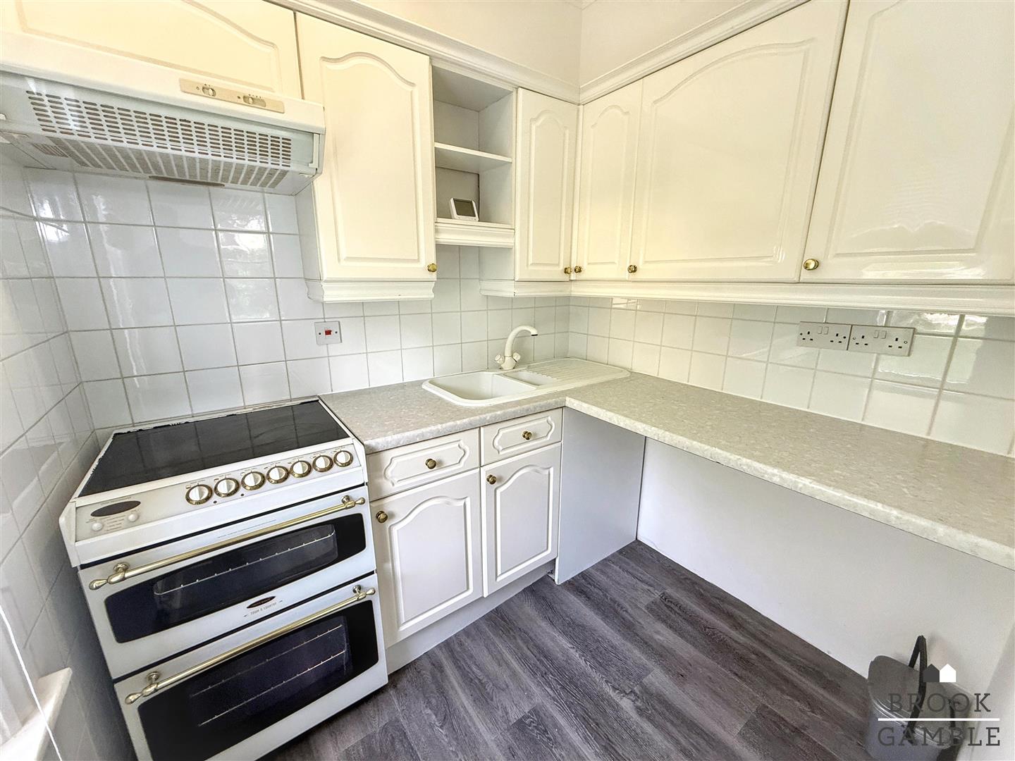 1 Bedroom Apartment. 76 Church Street in Eastbourne,  6